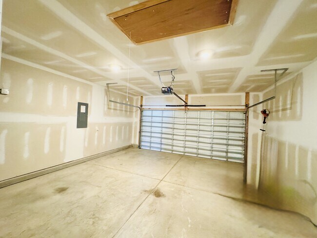 Building Photo - 1805 Castlebay Dr