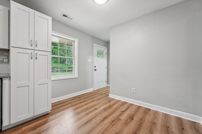 Building Photo - 508 Solar Dr