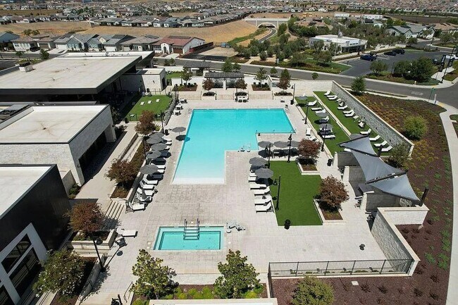 Building Photo - Spacious 2 bedroom 2 bath Home in 55+ Adul...