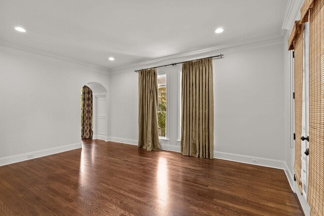 Building Photo - 2019 Overhill Dr