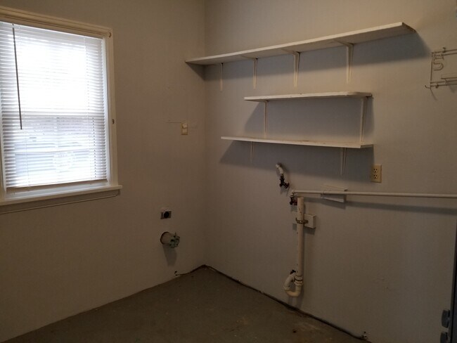 Building Photo - 1421 E Division St