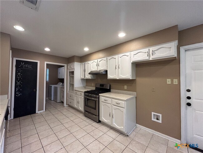 Building Photo - 826 Timber Dr