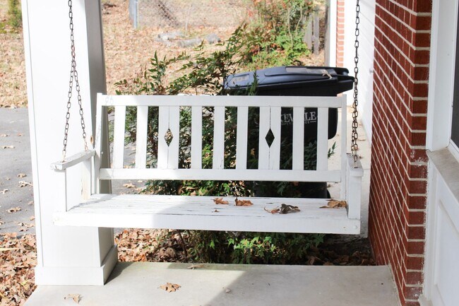 Building Photo - Bright and Spacious 3 Bedroom Furnished Rental