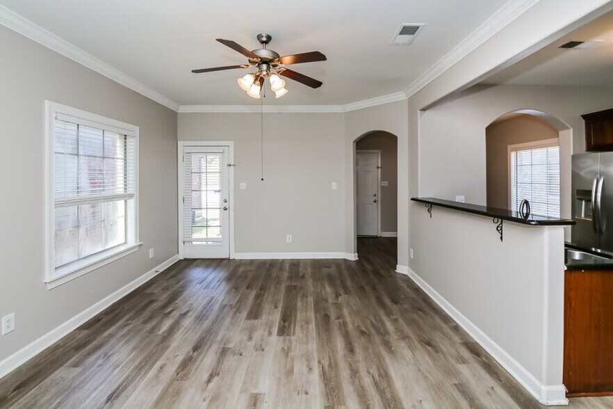 Building Photo - 7400 Brentridge Dr