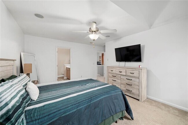 Building Photo - 5227 Whiteoak Ave