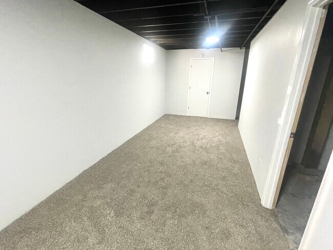 Building Photo - Spacious 4-bedroom, 2-bathroom home o