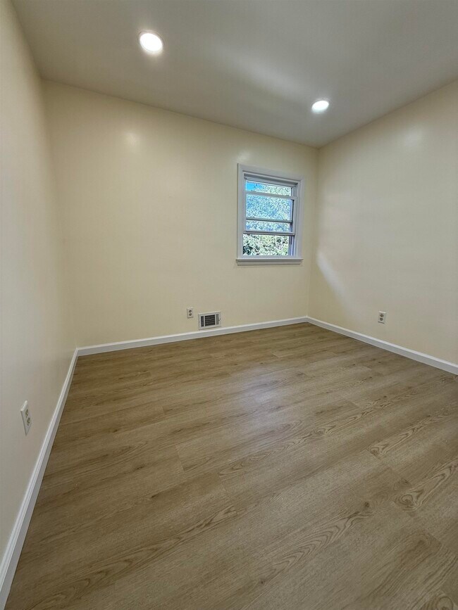 Building Photo - 588 Avenue A