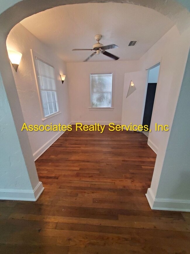 Building Photo - Newly listed!   Must see!  AVAILABLE NOW!