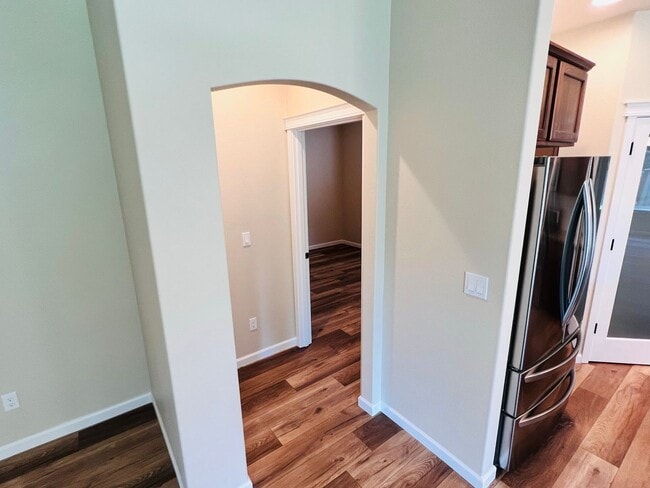 Building Photo - Stunning 5 bedroom W/Bed & Full Bath on Main Floor