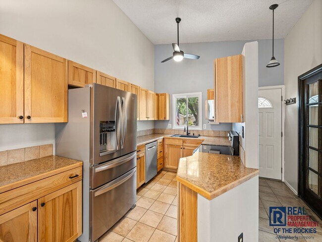 Building Photo - Beautiful 4 Bed 2 Bath Townhome with Lake Views!