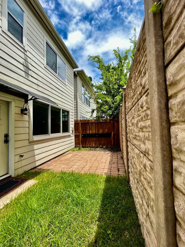 Building Photo - 1773 Aden Dr