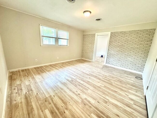 Building Photo - 868 Watts Dr