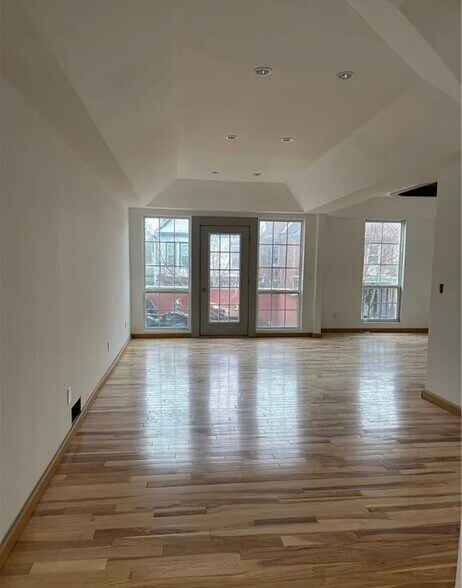 Building Photo - 48 Laurel St