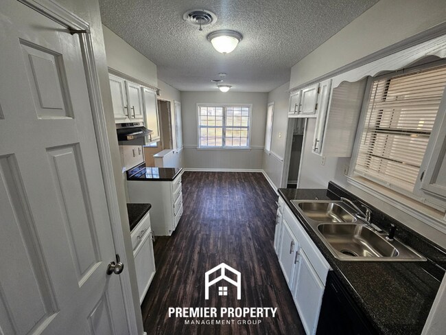 Building Photo - Newly Renovated 3BR Memphis Home w/ Vaulted Ceilings, Brick Fireplace & Covered Patio