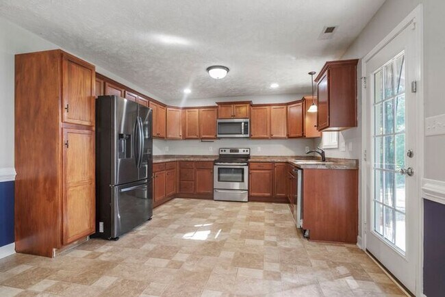 Building Photo - 4 Bedroom 2.5 Bath Home