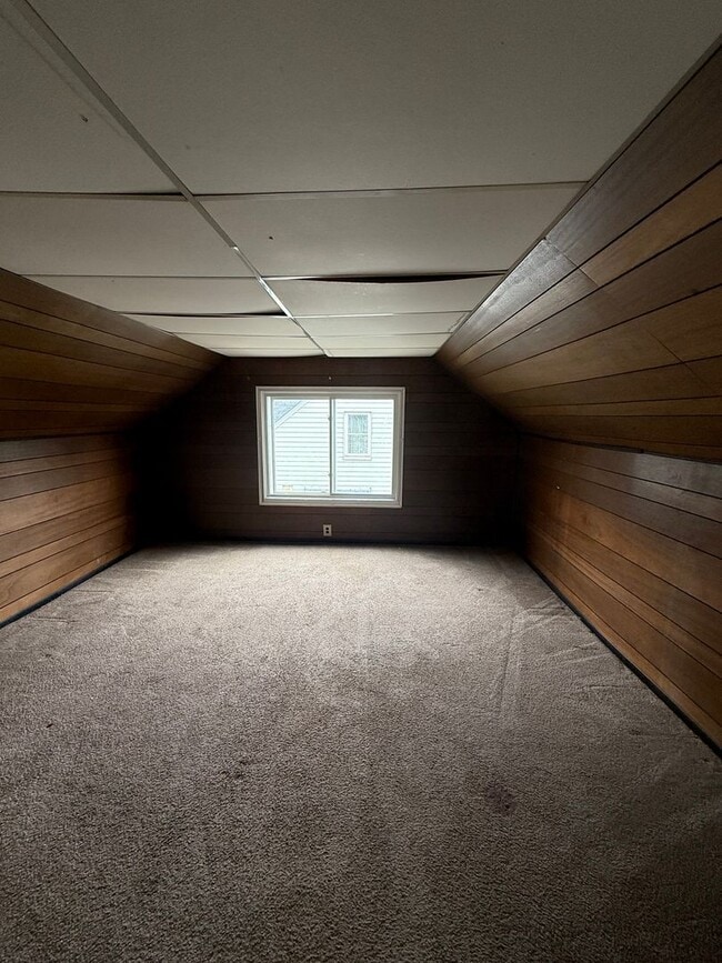 Building Photo - Maple Heigjts 3 bedroom Single Water/Sewer...