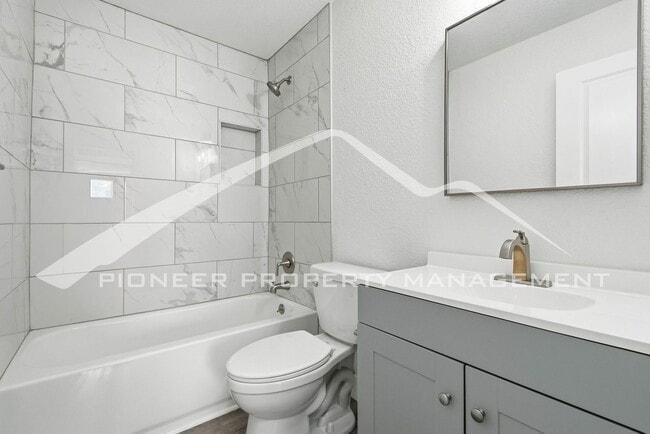 Building Photo - Gorgeous Condo with Washer/Dryer and Central AC