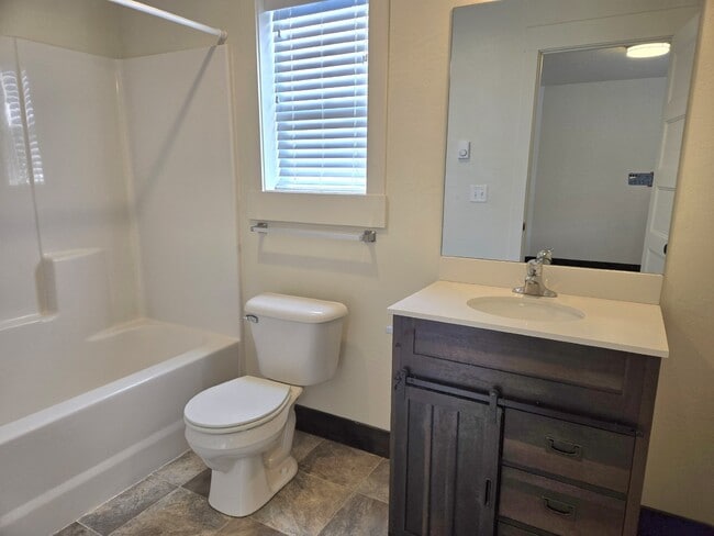 Building Photo - 2 bedrooms, 2 bathrooms