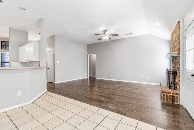 Building Photo - 605 Paintbrush Dr