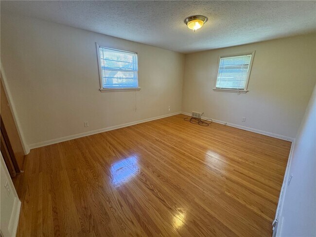 Building Photo - 16 Summit St