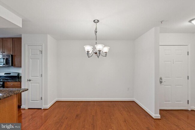 Building Photo - 4149 S Four Mile Run Dr