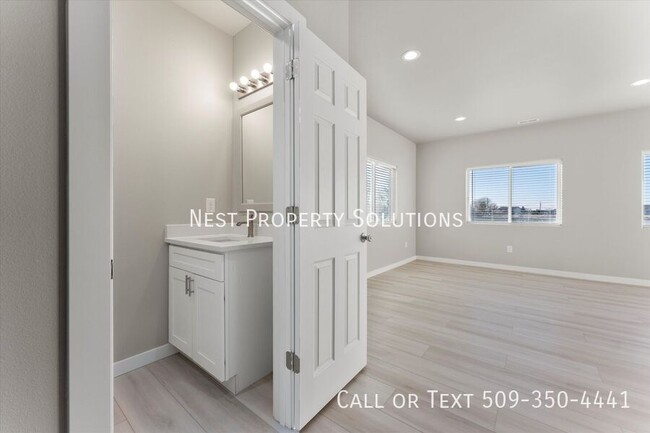 Building Photo - Brand New 3 Bed 2.5 Bath Townhome!! WSG In...