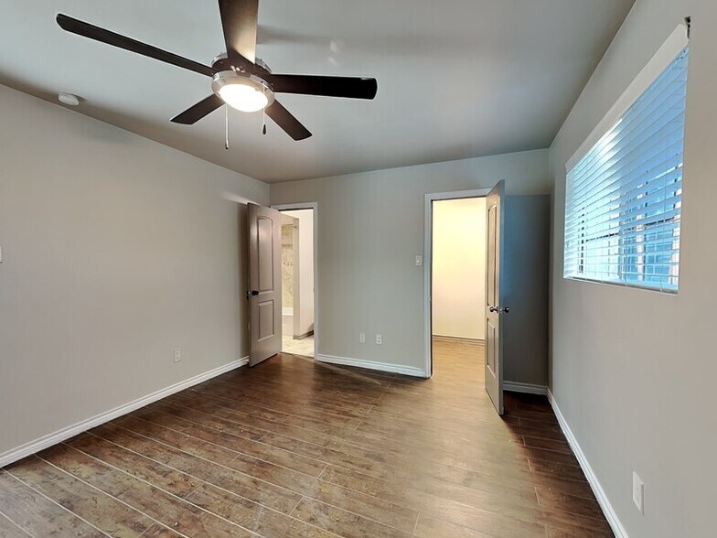 Building Photo - 2986 Buttonwood Dr