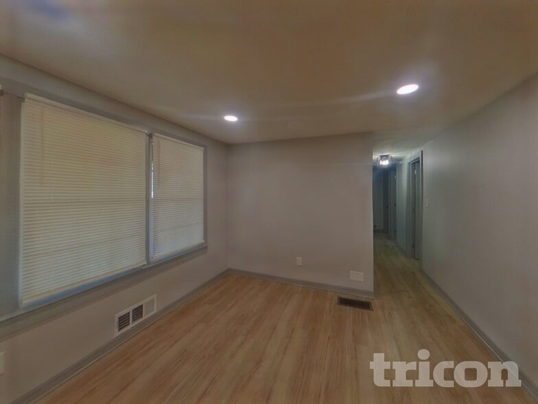 Building Photo - 11 Swan Dr