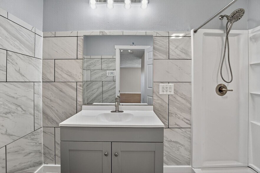 Building Photo - 16200 Round Mountain Rd