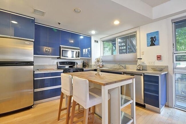 Building Photo - 557 2nd St