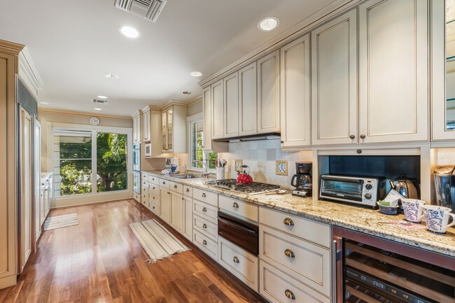 Building Photo - 1600 Treasure Ln