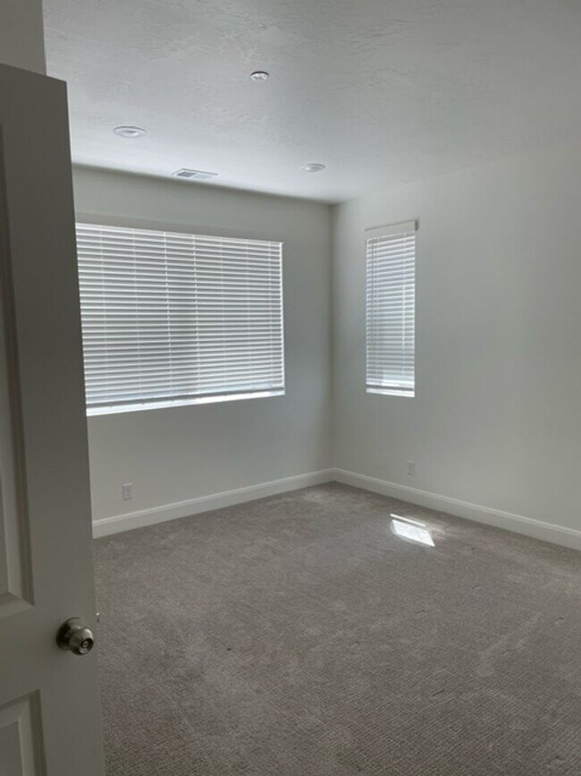 Building Photo - 3 Bedroom Condo in Desert Color with Flexible 6-12 Month Lease