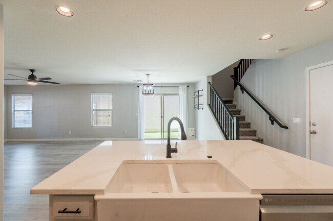 Building Photo - 1057 S Deerfield Ln