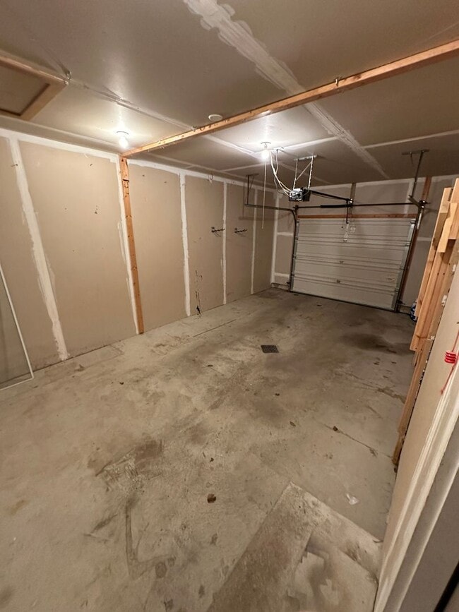 Building Photo - 904 Vos St