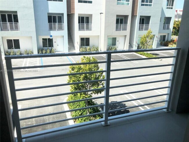 Building Photo - 2 bedroom in Aventura FL 33180