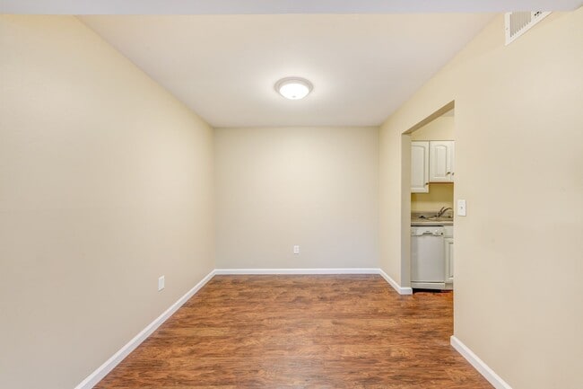 Building Photo - Welcome to a charming 1-bedroom, 1-bathroo...