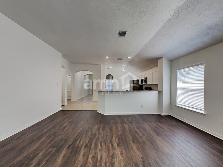 Building Photo - 30022 Saw Oaks Dr