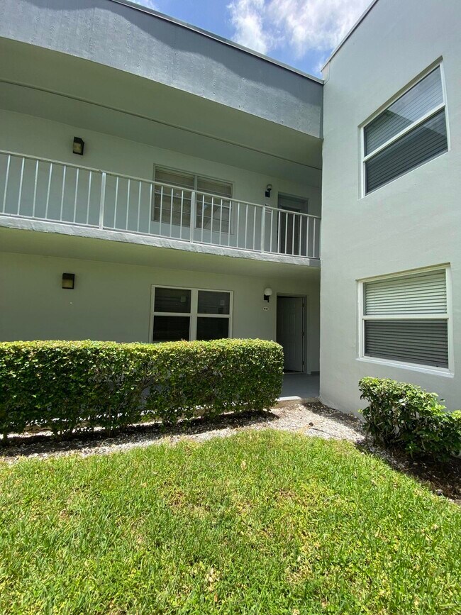Building Photo - 583 Normandy M