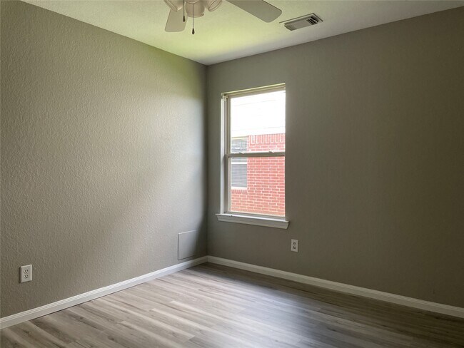 Building Photo - 5426 Rio Dr