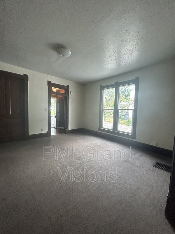 Building Photo - 1105 6th St