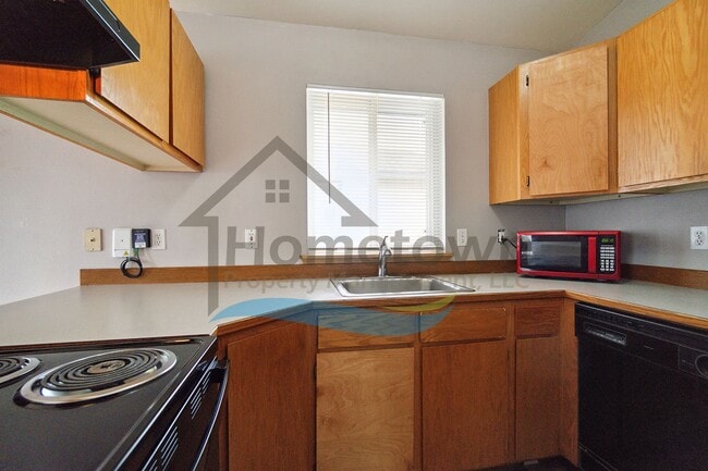 Building Photo - 4 Bedroom 2 Bathroom Home with Attached 2 ...