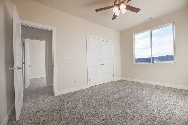 Building Photo - Crimson Park Town Home.