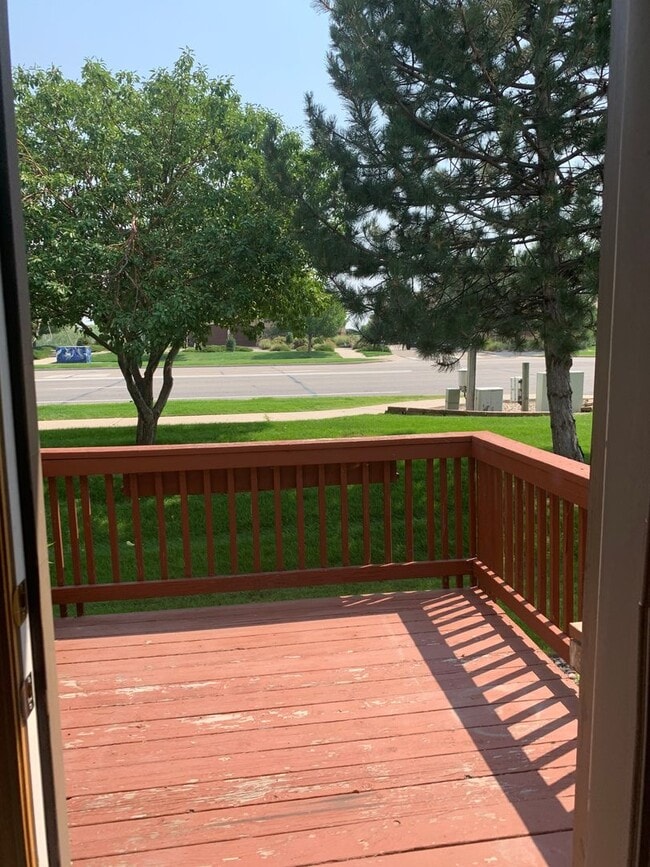 Building Photo - Beautiful 2 Bedroom + Loft  End Unit Townhome in Loveland!