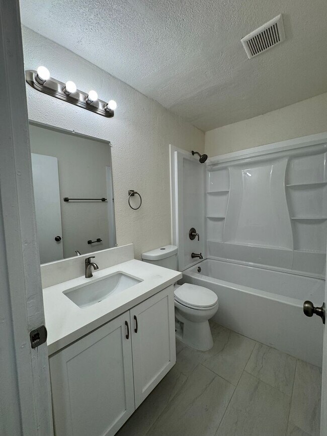 Building Photo - Downstairs 2 bed, 1 bath newly remolded unit rent ready!!