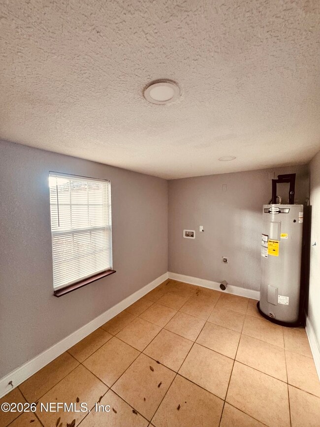 Building Photo - 3926 Ruby Dr W