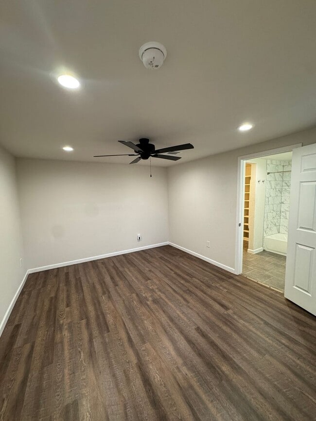 Building Photo - Located in Southlawn!!! 3/2 CH/A