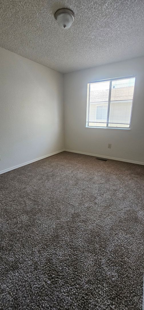 Building Photo - Three Bedroom Townhouse with Central Air, ...