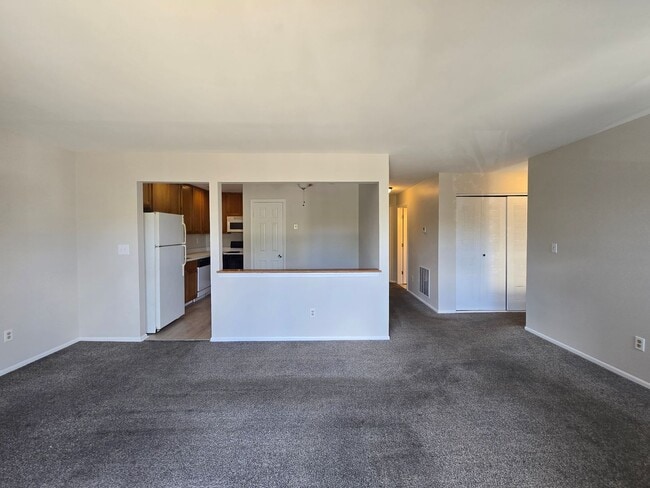 Building Photo - Commuter's delight! Freshly painted, 2-bed...