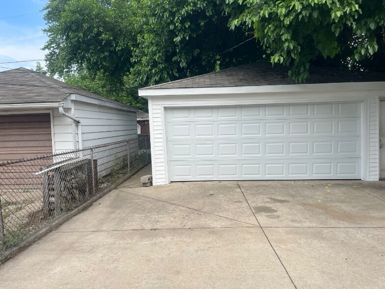 Building Photo - 13709 S School St