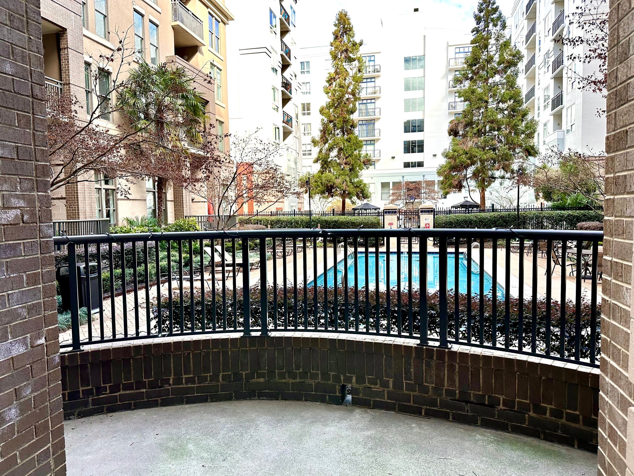 Building Photo - 718 W Trade St